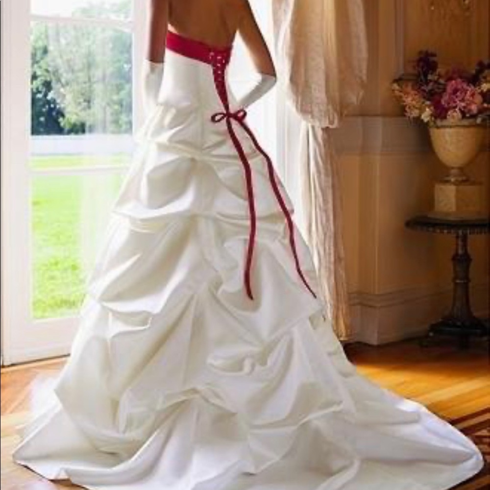 COPY - Beautiful wedding dress w/ train & under tulle